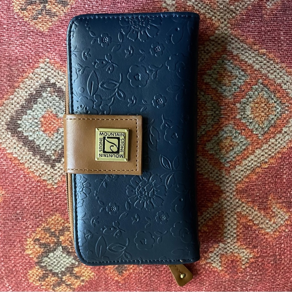 Stone Mountain “Made with Love” Floral Embossed Wallet – Navy/Tan